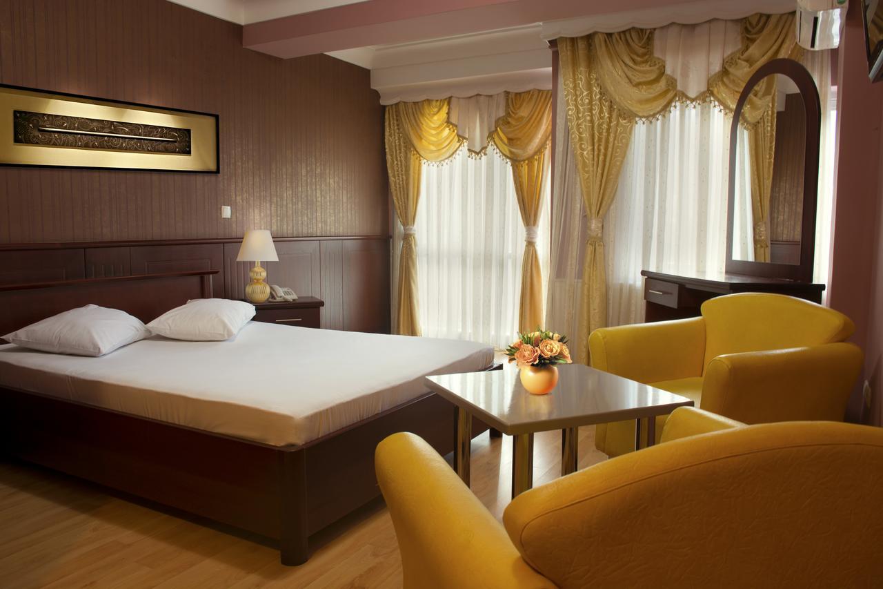 King Hotel Печ Екстериор снимка