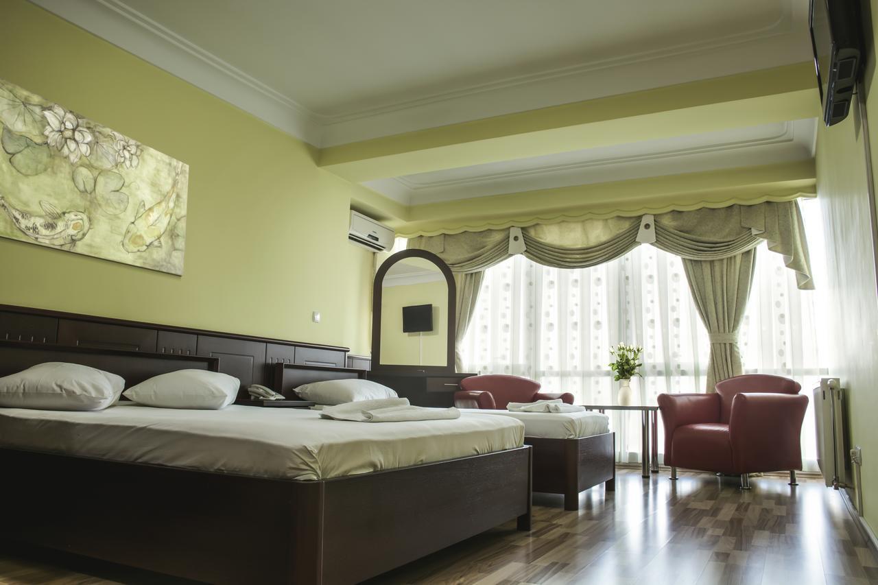 King Hotel Печ Екстериор снимка