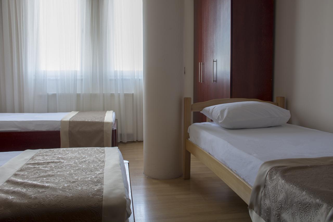 King Hotel Печ Екстериор снимка